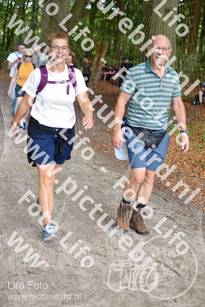885